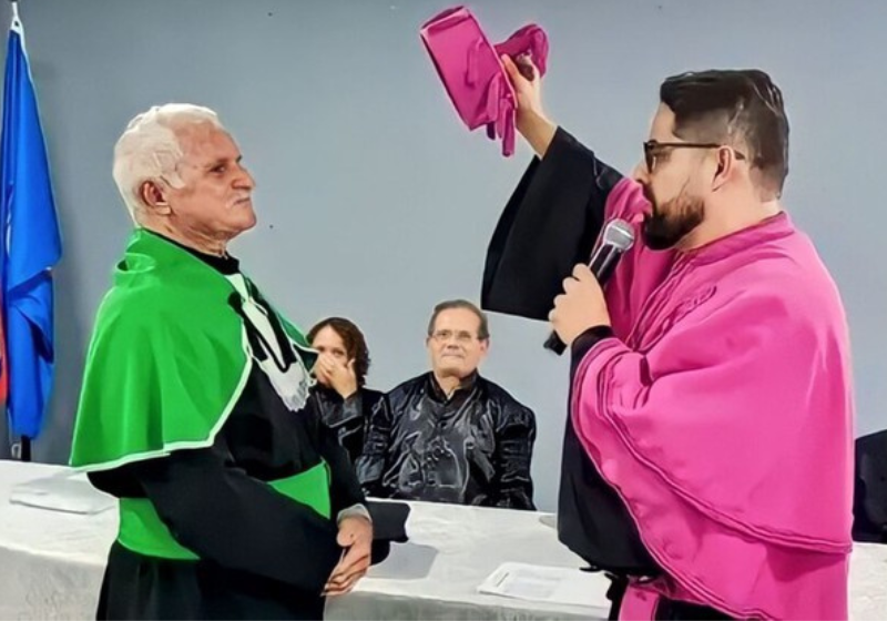 O idoso José Soares batalhou e muito até conseguir terminar a faculdade de zootecnia. Ele viajava 100 km por dia! Foto: Reprodução/ Priscila Anacleto (Uneal).