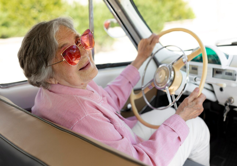 A Lei beneficia idosos, pessoas com deficiência e autistas, que agora não vão mais pagar estacionamento em Vitória. - Foto: Reprodução/Freepik.