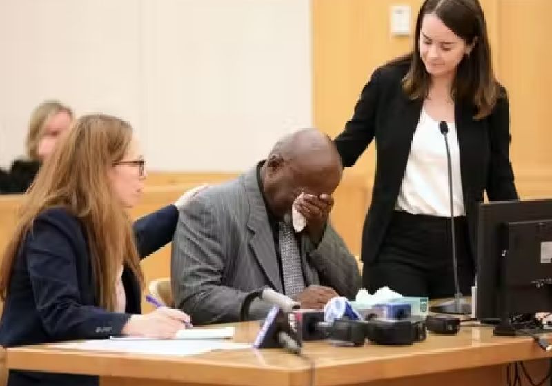 Durante o julgamento, Leonard, preso injustamente por quase 50 anos, se emocionou ao saber que foi finalmente inocentado. - Foto: Mark Vergari/The Journal News