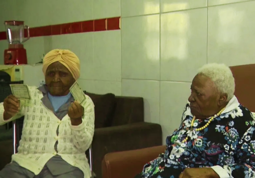 As duas são cuidadas pelo neto Juan. - Foto: reprodução Daily Mail