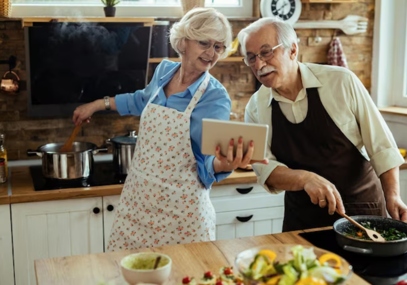 Um consumo alto de proteínas ajuda a reter a massa muscular, evitando problemas de articulações e locomoções em idosos. - Foto: Reprodução/Freepik.