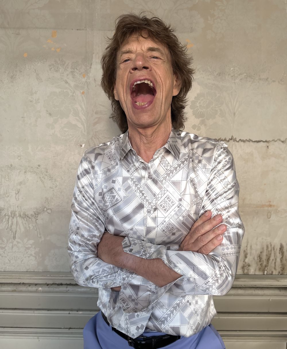 Aos 80 anos, Mick Jagger tem filhos com idades que vão de 52 a 7 anos. - Foto: Juergen Teller for WSJ. Magazine | Styling by Ira M. Hammons-Glass