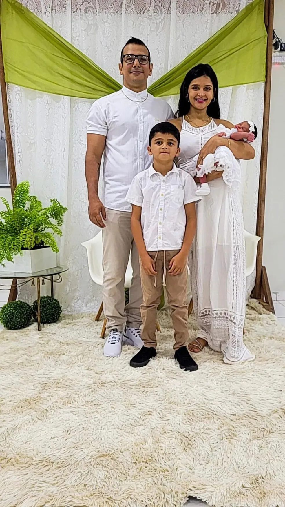 Maicon e Janaína no casamento comunitário em Rondônia, junto com os filhos - Foto: Arquivo Pessoal