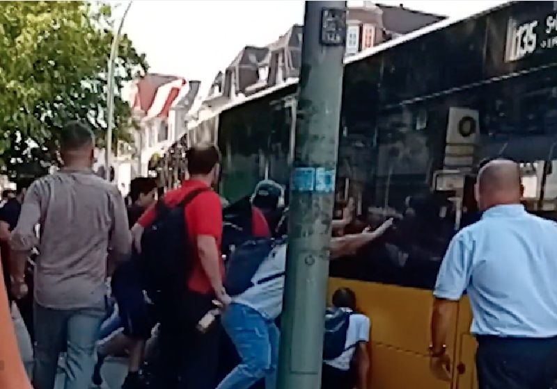 40 pessoas uniram forças para empurrar o ônibus e livrar o jovem preso sob uma das rodas na Alemanha. - Foto: augenzeugenvideo