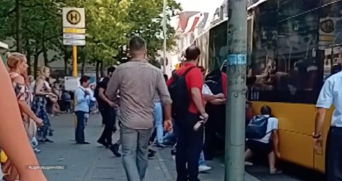 O momento em que pessoas levantam o ônibus para resgatar o adolescente em Berlim, na Alemanha. - Foto: augenzeugenvideo