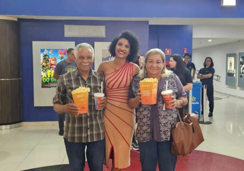 Emocionados, os pais foram ao cinema pela primeira vez ver a filha na telinha. Foi uma emoção só. - Foto: Reprodução/Arquivo pessoal.