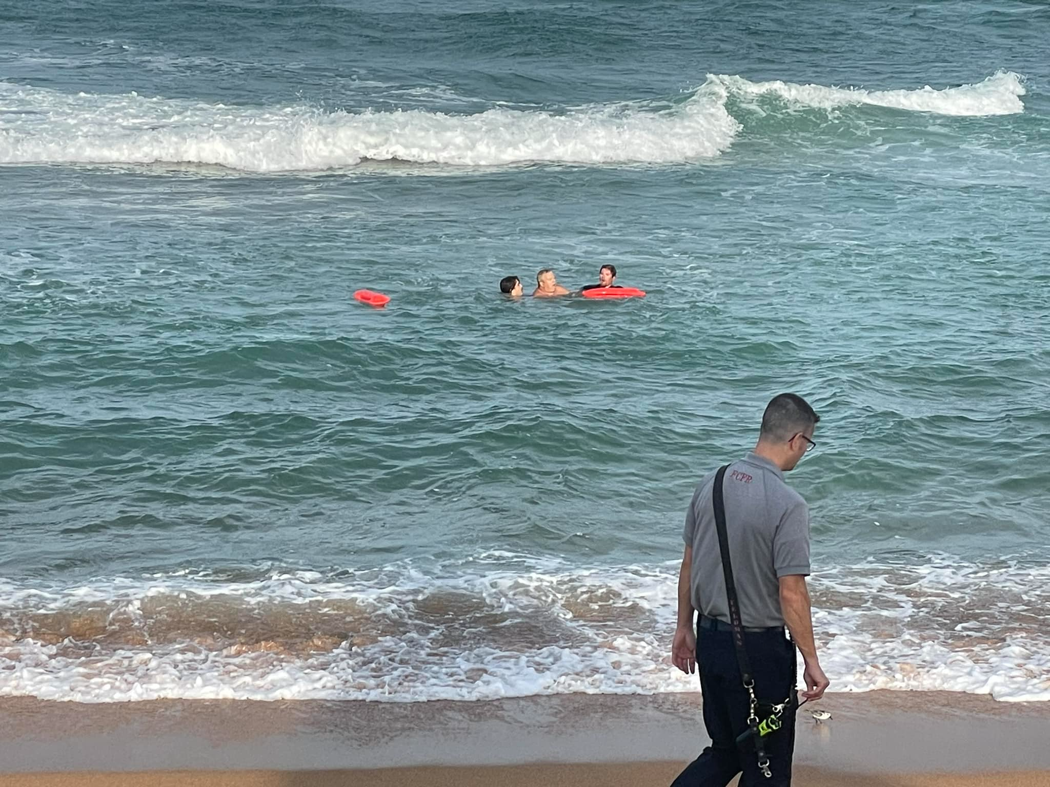Com muita velocidade, Dylan saiu do carro e correu em direção a água para salvar os dois banhistas. Foto: Reprodução/Departamento de Polícia de Flagler Beach.