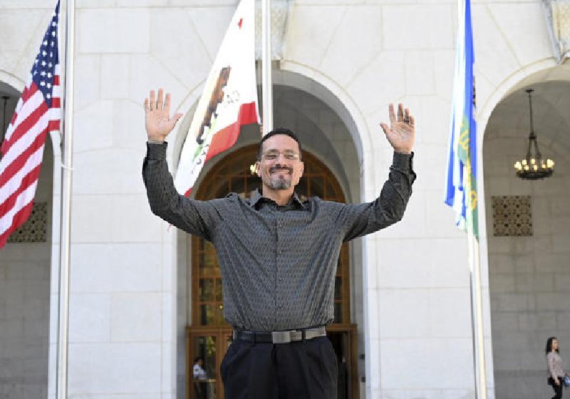 Gerardo Cabanillas, o homem preso injustamente por 28 anos, acena do lado de fora do Salão de Justiça, no centro de Los Angeles, após sua libertação em 26 de setembro de 2023. - Foto: LAURENCE COLLETTI / LEGAL TALK NETWORK / VIA AP