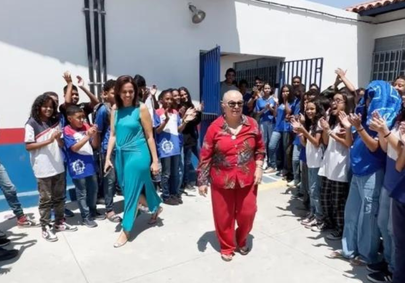 A professora Joselita se aposenta e no último dia de trabalha ganha homenagem surpresa de alunos e profissionais da escola: um corredor de palmas para agradecer. Foto: Reprodução / Instagram @ruibarbosa.oficial