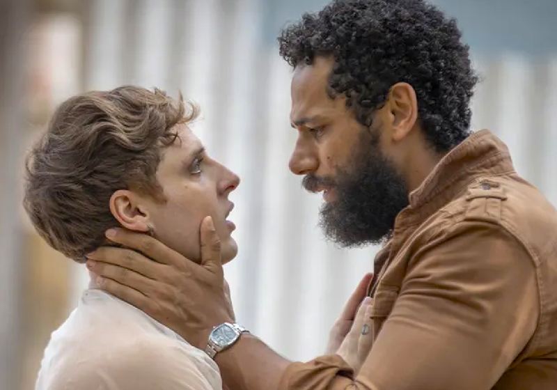 O público torce pelo amor entre Ramiro (Amaury Lorenzo) e Kelvin (Diego Martins) na novela Terra e Paixão -Foto: Paulo Belote / Globo