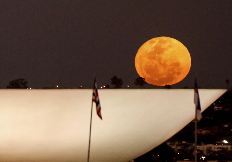A última superlua de 2023 será nesta sexta-feira (29). Chame alguém especial para assistir com você. - Foto: Vinícius Schmidt
