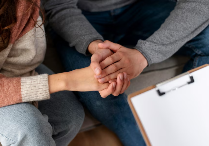 Se mostrar presente para as demandas do potencial suicidade é fundamental para aliviar o quadro e ajudar nos momentos tensos. Foto: Reprodução/Freepik.