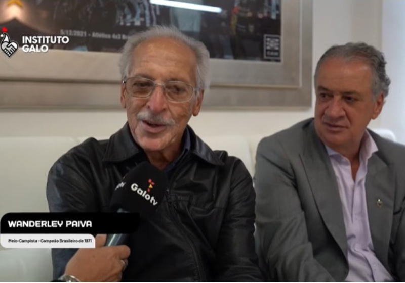 Ao lado do presidente do clube, Wanderley agradeceu o apoio e reelembrou momentos marcantes da carreira. Foto: Reprodução/Instituto Galo.