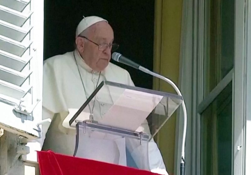 O Papa Francisco demonstrou preocupação com o conflito em Israel, após oração do Angelus, e pediu o fim dos ataques. - Foto: Reprodução Vatican Media via Reuters