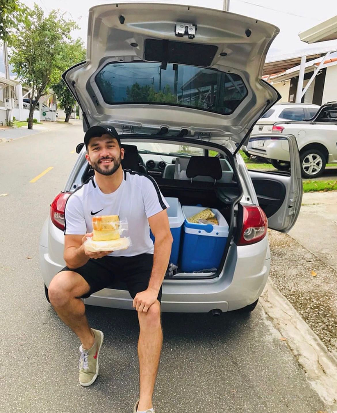 No carro com os queijos, enquanto aguardava a volta para o navio em 2023 - Foto: arquivo pessoal