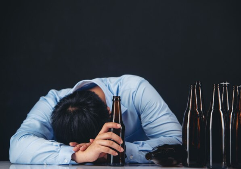 Apenas uma gota de álcool já é o suficiente para atrapalhar o sono. Reprodução/Freepik.