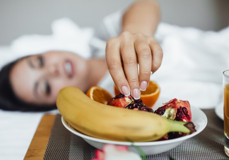 Entre os alimentos que você deve evitar durante a noite: álcool, cereja, doces e frituras. - Foto: Reprodução/Freepik.