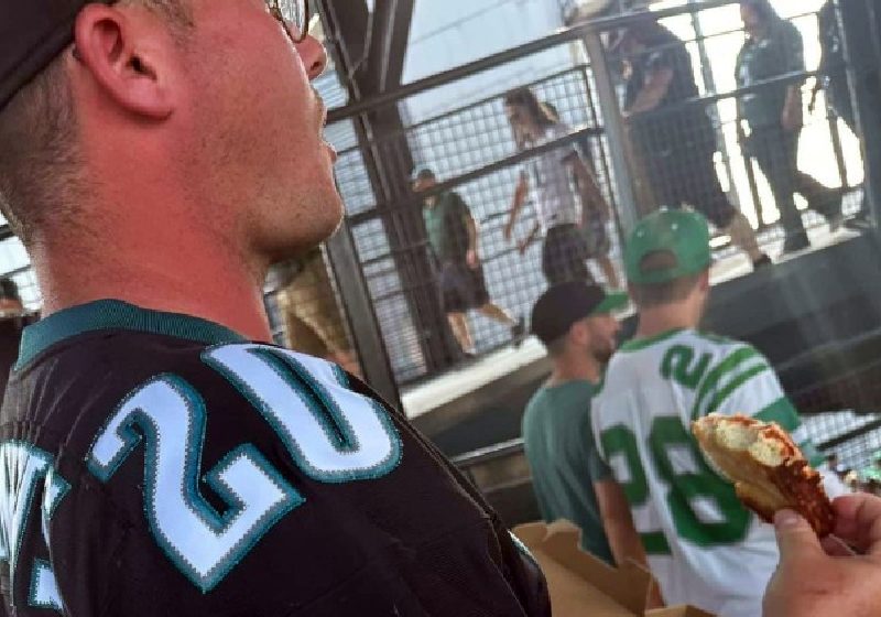 A mordida na pizza do Aaron, durante uma partida de futebol, fez a Aliza se apaixonar e eles começaram uma linda história de amor. - Foto: reprodução / Instagram @howimetyourfather215