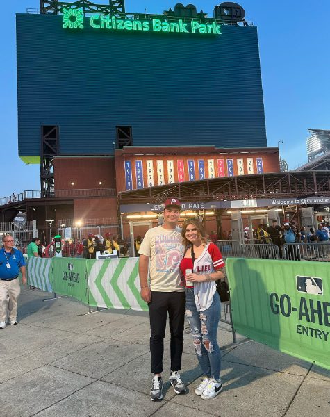 Depois da mordida na pizza, eles se encontraram pelo Facebook e estão namorando - Foto: reprodução / Instagram @howimetyourfather215