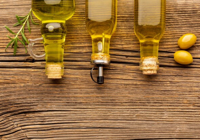 Entre os benefícios do azeite de oliva estão a saúde do coração e a prevenção de câncer e distúrbios. Foto: Reprodução/Freepik.