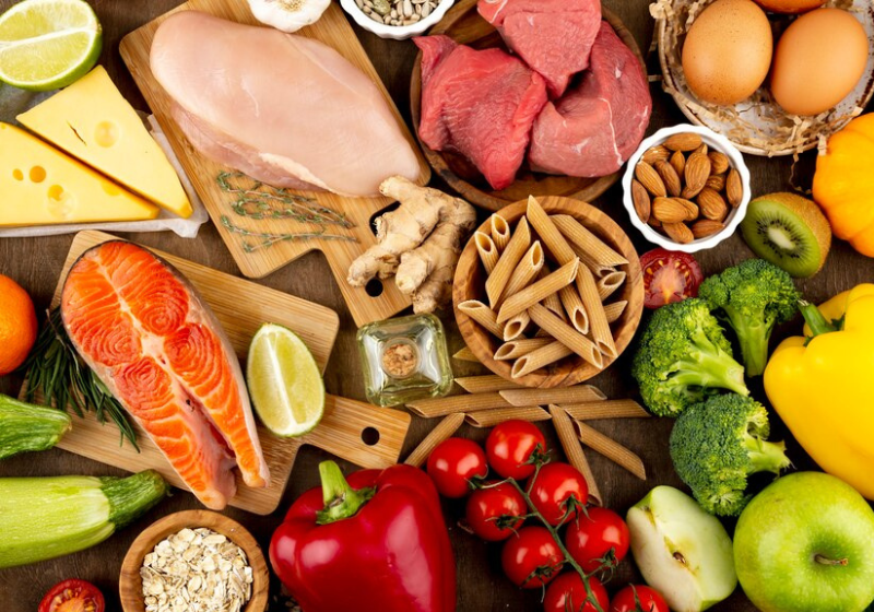 Prefira alimentos naturais do que alimentos ultraprocessados. Eles ajudam a combater o estresse! Foto: Reprodução/Freepik.