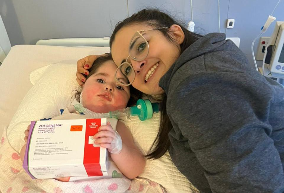 A menina foi autorizada a conseguir de graça o remédio mais caro do mundo. A melhora é visível. - Foto: Reprodução/Arquivo pessoal.