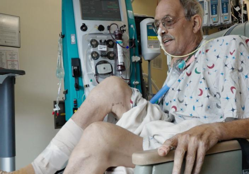 O paciente que recebeu o coração de porco passa bem. Agora, Lawrence Faucette faz fisioterapia para se recuperar. Foto: Reprodução/Tom Jemski (University of Maryland School of Medicine).