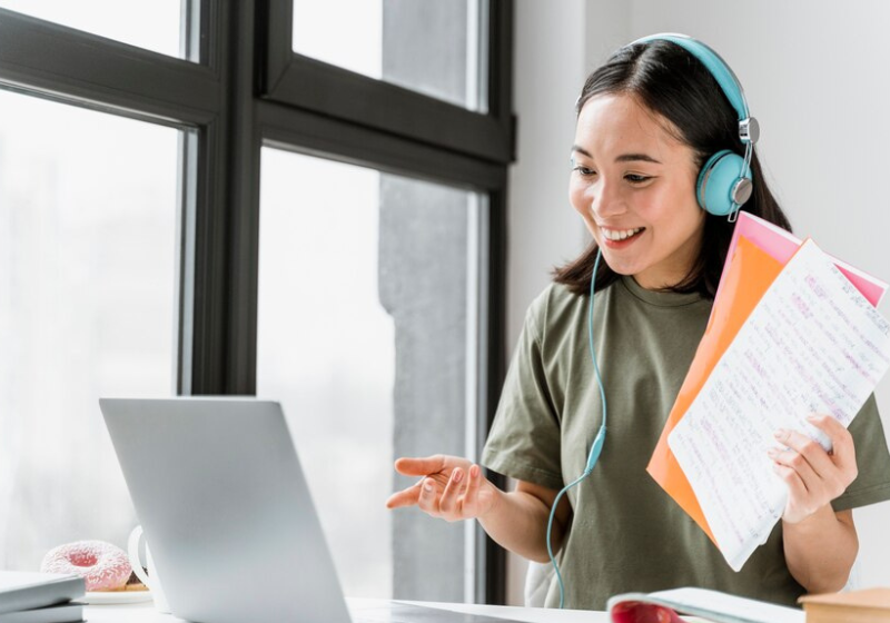 Os cursos de inglês e alemão, japonês e vários outros são oferecidos de graça pela plataforma Kultivi. - Foto: Reprodução/Freepik.