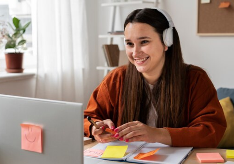 O Ifood tem mais de 50 mil bolsas para cursos de tecnologia. Veja como se inscrever. - Foto: Reprodução/Freepik.