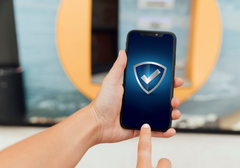 Se o celular foi roubado, para proteger seus dados de criminosos, empresas possibilitam o bloqueio remoto do aparelho. - Foto: Reprodução/Freepik