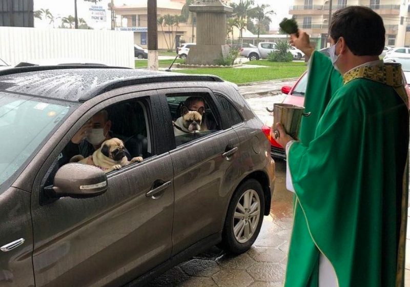Na Paróquia Santa Teresinha do Menino Jesus, em Tubarão, (SC) tem benção aos animais no sistema drive-thru e motoristas não precisam descer do carro com seus bichinhos. - Foto: divulgação