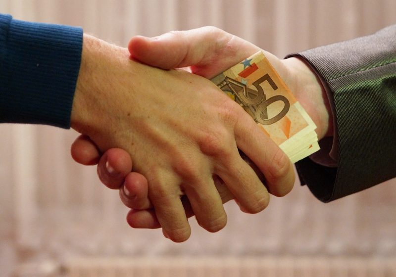 O empréstimo pode ajudar e precisa ser bem planejado. - Foto: All ! ツ / Pixabay