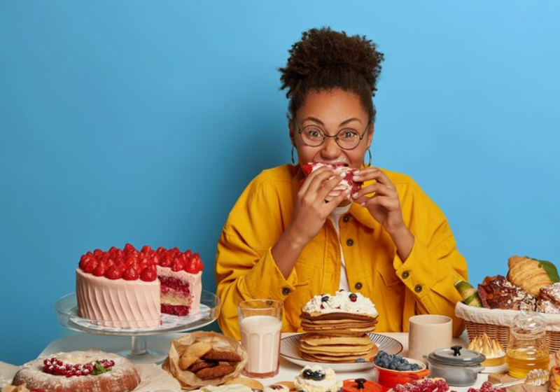 O açúcar aumentar a adrenalina e atrapalha a qualidade do sono. Foto: Reprodução/Freepik.