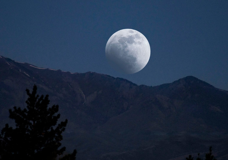 O último eclipse de 2023 será o eclipse lunar parcial. No Brasil, o evento será mais tímido. Foto: Reprodução/Vito Technology.