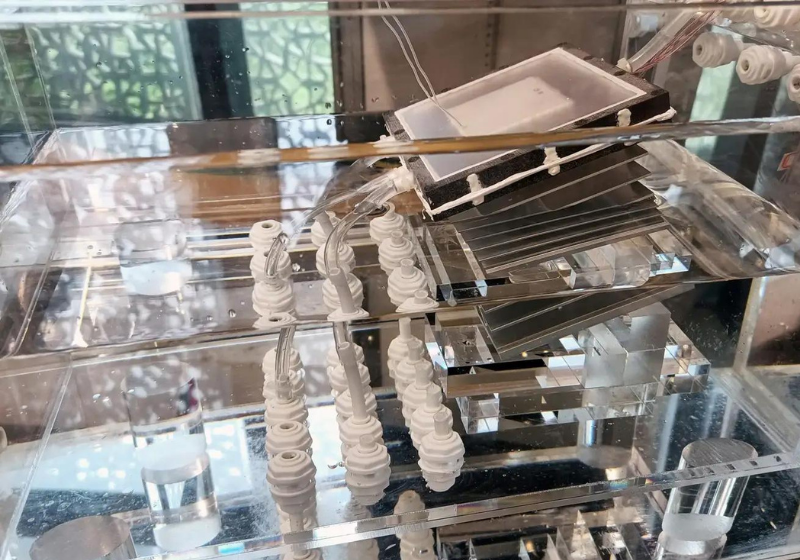 Segundo a equipe do projeto, o dispositivo que transforma água do mar em água potável usando apenas energia solar, é muito econômico. - Foto: Reprodução/Jintong Gao e Zhenyuan Xu.