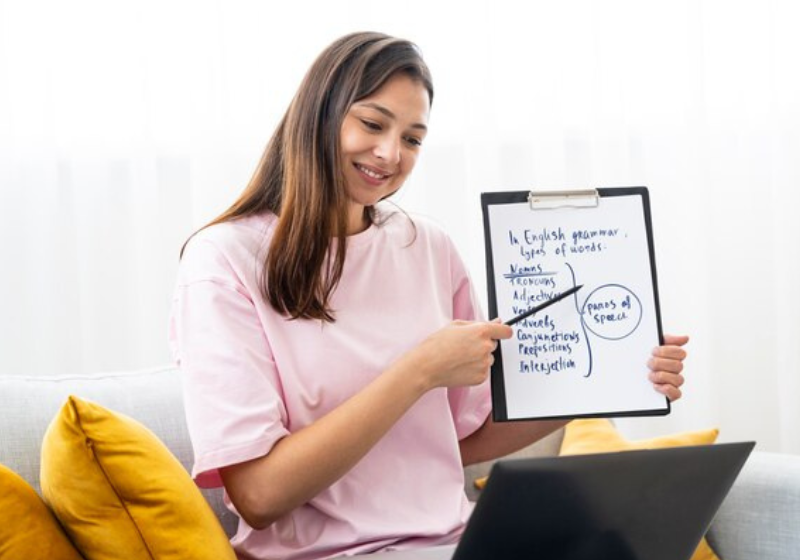 Todos os cursos tem certificação e os estudantes fazem exercícios durante as aulas. Foto: Reprodução/Freepik.