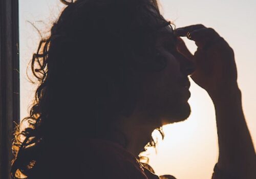 Mulheres têm mais enxaqueca do que homens e um novo estudo com pacientes busca tratamento alternativo. - Foto: Matteo Vistocco