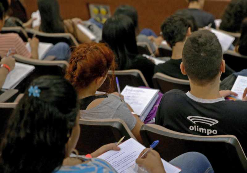 Caio explica que na reta final, refazer as provas antigas e vários exercícios é a chave para sucesso. Foto: Reprodução/Wilson Dias (Agência Brasil).