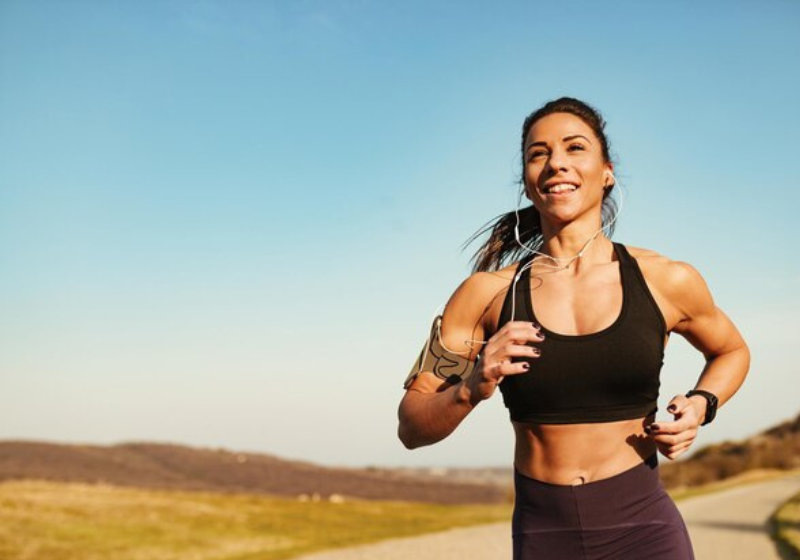 Exercícios físicos liberam endorfina e ajudam a manter a saúde mental em dia. Foto: Reprodução/Freepik.