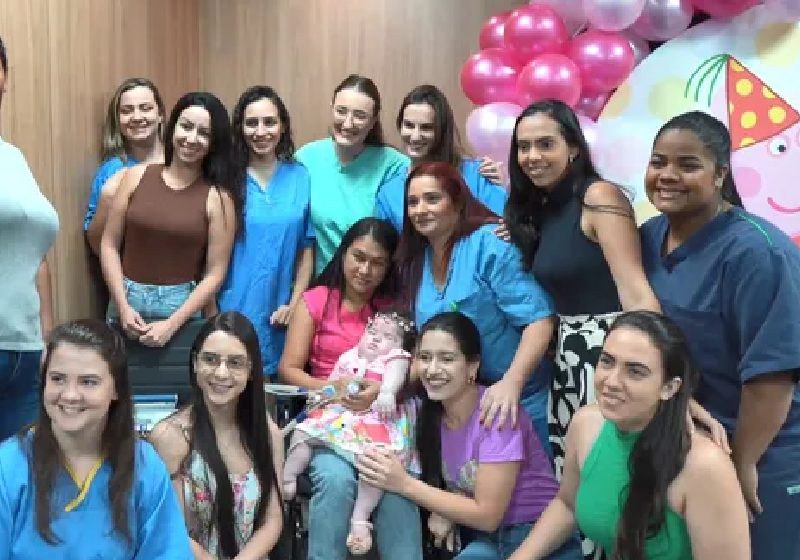 Funcionários do hospital fizeram a festa de 1 ano da menina Manuelle, que está internada desde que nasceu. - Foto: Reprodução/TV Gazeta