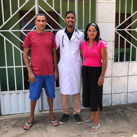 O filho Maurício Bernardo ao lado dos pais - Fotos: arquivo pessoal