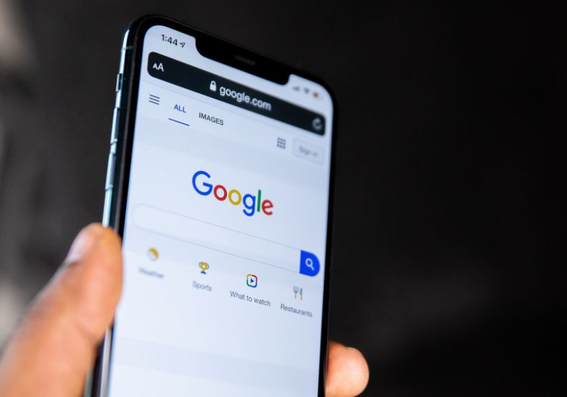 O Gogle explicou que a ferramenta que auxilia no aprendizado de inglês, deve chegar para vários países em breve. Foto: Reprodução/Solen Freyissa (Unsplash).