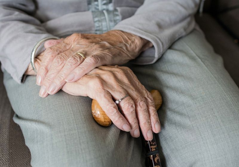 Entre as dívidas aue idosos não precisam pagar juros estão conta de água, luz, gas e empréstimos.- Foto: Sabine van Erp / Pixabay