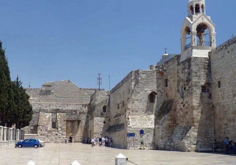 A Igreja da Natividade, em Belém, é o local onde Nossa Senhora sentiu as dores e Jesus nasceu. É maravilhosa por dentro e por fora. - Foto: reprodução MVM
