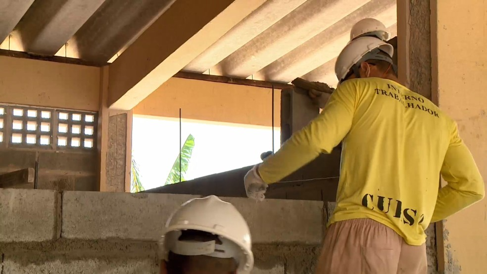 No local eles também aprendem profissões e estudam. Foto: Reprodução/TV Gazeta.