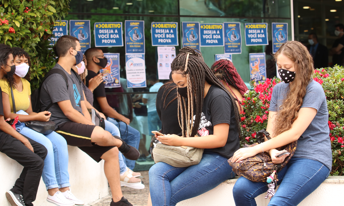 Para não perder a prova, fique de olho nas datas e horários. É preciso ser pontual! Foto: Reprodução/Rovena Rosa (Agência Brasil).