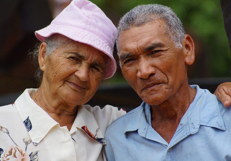 Idosos isentos de pagar IPTU devem procurar o atendimento ao cidadão da Prefeitura da cidade onde moram para conseguir o benefício. - Foto: Davi Peixoto / Pixabay