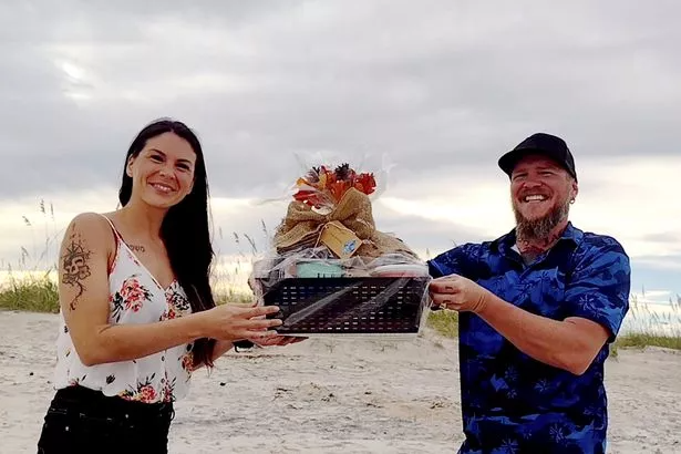 O casal deu de presente para Joseph uma cesta cheia de lembranças do Candá. Foto: Reprodução/Joedigger.