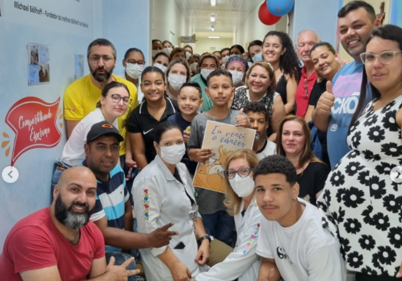 Na hora de tocar o sino, o garoto estava acompanhado pela família e profissionais de saúde. Foto: Reprodução/Grendacc.