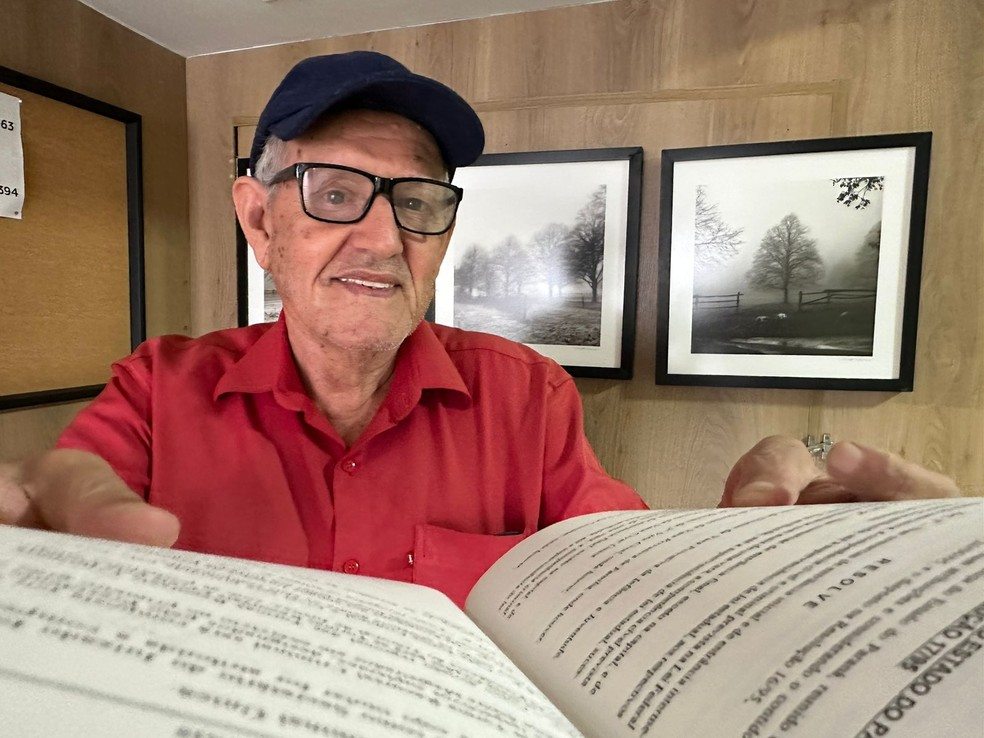 O hábito de leitura começou aos 14 anos e depois disso, Leonildo nunca mais parou! Foto: Reprodução/Gabriel Bukalowski (G1).